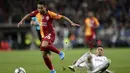 Gelandang Real Madrid, Federico Valverde berusaha merebut bola yang dibawa bek Galatasaray, Yuto Nagatomo pada pertandingan Grup A Liga Champions di stadion Santiago Bernabeu, Spanyol (6/11/2019). Madrid menang telak 6-0 atas Galatasaray. (AP Photo/Bernat Armangue)