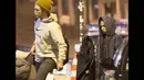 Robert Pattinson terlihat mesra dengan FKA Twigs di Paris setelah sebelumnya kekasihnya itu mendapat bullying dari haters di situs jejaring sosial, (15/10/14). (Dailymail)