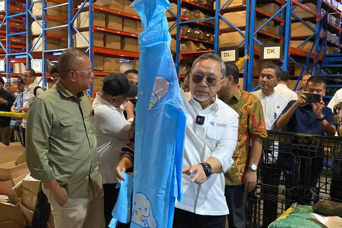 Menteri Perdagangan Zulkifli Hasan mengungkap temuan barang ilegal dengan nilai total sekitar Rp 40 miliar di sebuah gudang di kawasan Jakarta Utara. (Arief/Liputan6.com)