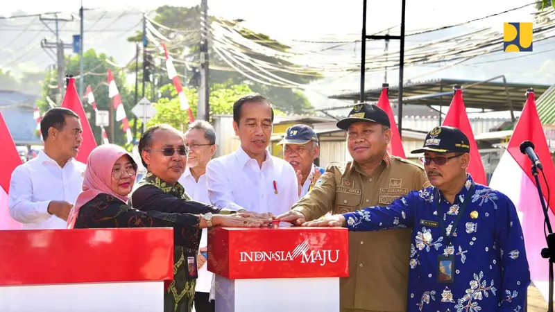 Presiden Joko Widodo (Jokowi) melaksanakan peresmian Inpres Jalan Daerah (IJD) di Nusa Tenggara Barat (NTB).
