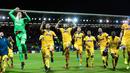 Para pemain Juventus merayakan kemenangan atas Cagliari pada laga Serie A Italia di Stadion Sardegna, Cagliari, Sabtu (6/1/2018). Cagliari kalah 0-1 dari Juventus. (AFP/Miguel Medina)