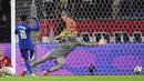 Pemain Inggris Raheem Sterling (tengah) mencetak gol ke gawang Hungaria yang dijaga kiper Peter Gulacsi pada pertandingan sepak bola Grup I kualifikasi Piala Dunia 2022 di Puskas Ferenc Arena, Budapest, Hungaria, Kamis (2/9/2021). Inggris menang 4-0. (Tibor Illyes/MTI via AP)