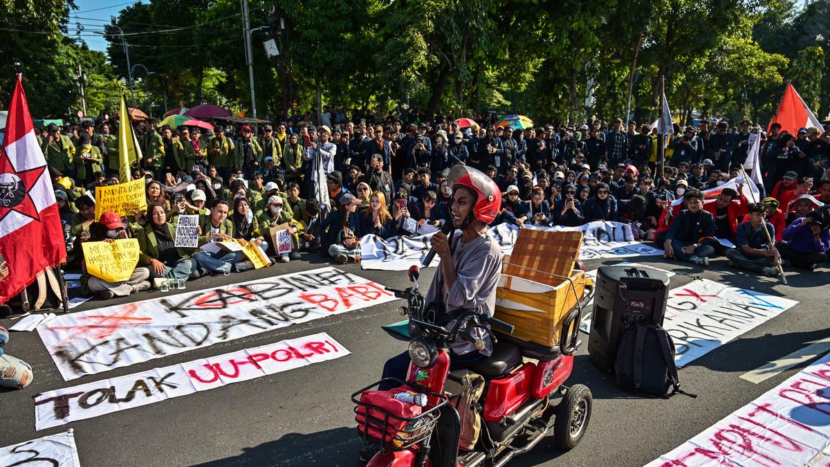 Bersama Mahasiswa Surabaya, Disabilitas Penjual Es Kritik Kebijakan MBG