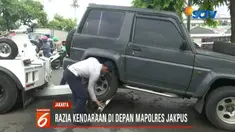 Satu per satu kendaraan dinas milik Polres Metro Jakarta Pusat di derek petugas Sudin Perhubungan Jakarta Pusat.