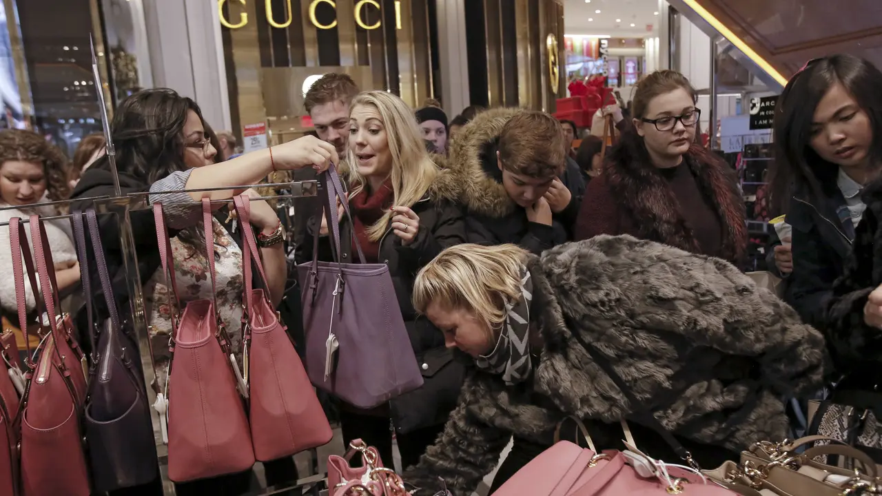 20151127-Wanita New York Berebut Barang Diskon Selama Hari Black Friday