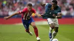 Bek Atletico Madrid Cesar Azpilicueta berebut bola dengan gelandang Feyenoord, Quinten Timber pada matchday kedua Grup E Liga Champions di Stadion Wanda Metropolitano, Kamis (5/10/2023) dini hari WIB. (AP Photo/Bernat Armangue)