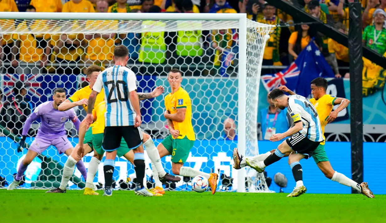 Pemain Argentina Lionel Messi (kanan) mencetak gol ke gawang Australia pada pertandingan sepak bola babak 16 besar Piala Dunia 2022 di Stadion Ahmad Bin Ali, Doha, Qatar, 3 Desember 2022. Argentina berhasil melaju ke babak perempat final Piala Dunia 2022 usai menyingkirkan Australia dengan skor 2-1. (AP Photo/Petr David Josek)