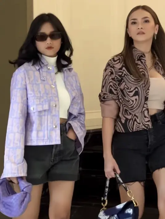 Fuji mengenakan jaket blazer ungu yang serasi dengan mini bag Lilac dari Bottega Veneta seharga Rp32 jutaan. Blazer tersebut dipadukan inner crop top putih dan short pants denim.  (@fuji_an)