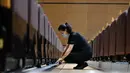 Seorang staf mendisinfeksi lantai gedung Tianjin Grand Theater di Tianjin, China utara, pada 28 Juli 2020. Gedung pertunjukan teater itu telah memulai proses disinfeksi menyeluruh selama sepekan sejak Senin (27/7) sebelum dibuka kembali untuk pengunjung. (Xinhua/Sun Fanyue)