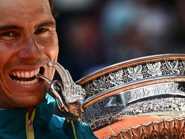Petenis Spanyol, Rafael Nadal sukses menjadi pemenang di Prancis Terbuka atau Roland Garros 2022 setelah mengalahkan petenis Norwegia, Casper Ruud yang berlangsung di Court Philippe-Chatrier, Stade Roland Garros, Paris pada Minggu (05/06/2022) malam WIB. (AFP/Anne-Christine Poujoulat)