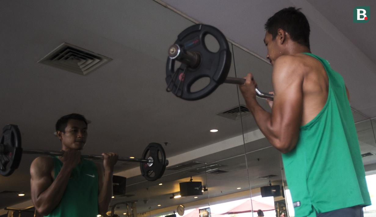Pemain Timnas Indonesia, Hansamu Yama, menjaga kondisi fisik di Hotel Grand Zuri, Jawa Barat, Senin (5/11). Pemusatan ini dilakukan sebagai persiapan jelang Piala AFF 2018. (Bola.com/Vitalis Yogi Trisna)