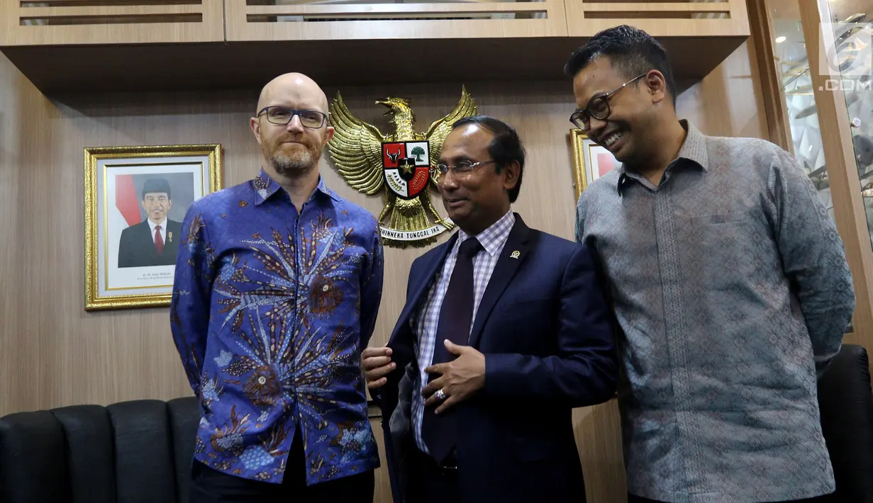 Wakil Ketua Komisi I Satya Widya Yudha bersama Kepala Kebijakan Publik Facebook Indonesia, Ruben Hattari dan Vice President of Public Policy Facebook Asia Pasific, Simon Milner sebelum dengar pendapat di Jakarta, Selasa (17/4). (Liputan6.com/Johan Tallo)