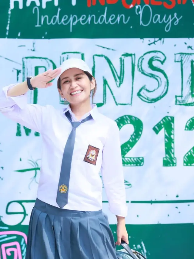 7 Potret Dine Mutiara Istri Sahrul Gunawan Pakai Seragam SMA, Netizen: Masih Cocok
