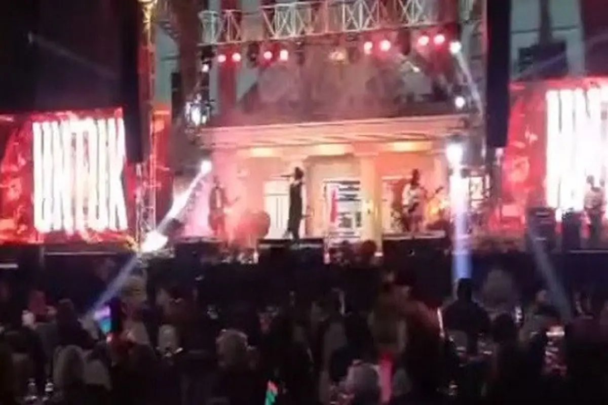 Gambar tangkapan video viral konser musik yang digelar di Rumah Sakit Umum Daerah (RSUD) Bangil, Pasuruan, Jawa Timur (sumber: YouTube).