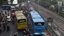 Kendaraan  terjebak kemacetan di sekitar kawasan Pejompongan akibat unjuk rasa mahasiswa di depan Gedung DPR, Jakarta, Selasa (24/9/2019). Demonstrasi mahasiswa dilakukan untuk menolak pengesahan berbagai RUU yang dianggap bermasalah. (Liputan6.com/Helmi Fithriansyah)