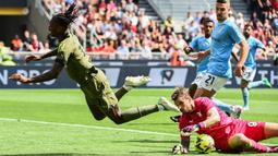 Penjaga gawang Lazio, Ivan Provedel (kanan), berhasil mengamankan bola dari serangan pemain AC Milan, Rafael Leao (kiri), dalam pertandingan lanjutan pekan ke-34 Serie A Liga Italia 2022/2023, Sabtu (6/5/2023) malam WIB. (AFP/Isabella Bonotto)