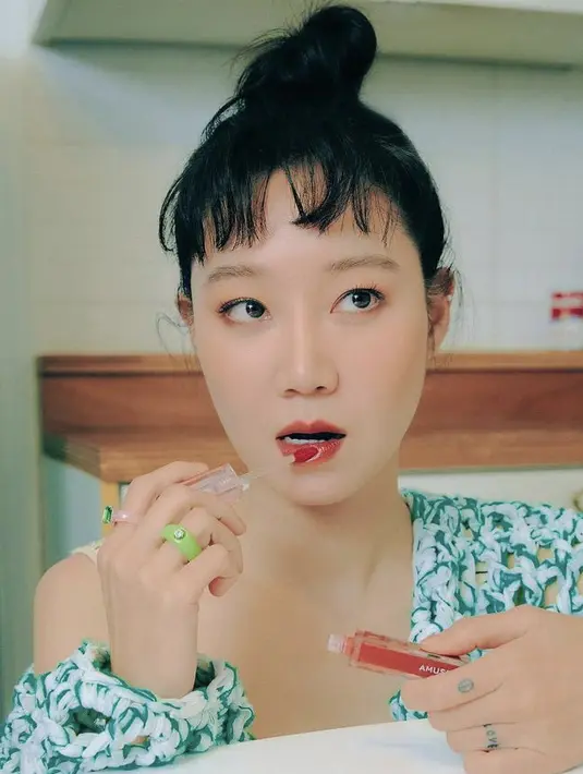 Hair bun berponi depan pendek juga membuat Gong Hyo Jin tampil awet muda. Apalagi dengan riasan fresh coral dan tinted lipnya. @rovvxhyo