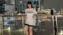 Ketika berlibur ke Singapura, penampilan pemain sinetron Dia Bukan Manusia ini terlihat kece dengan kaus oversize berwarna putih. Mengenakan bucket hat hitam, Audi Marissa terlihat bak seorang Idol.(Liputan6.com/IG/@audimarissa)