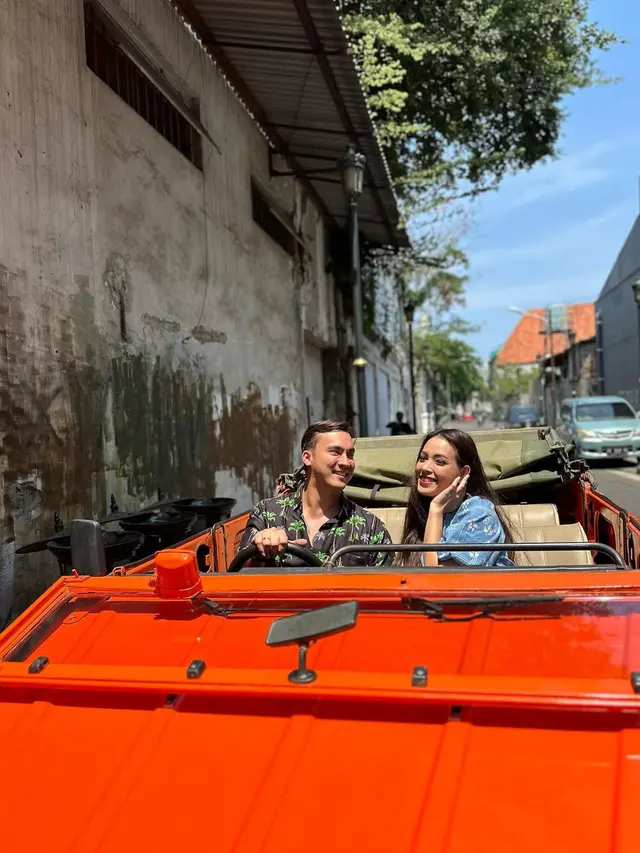 6 Outfit Couple Rendy Kjaernett dan Lady Nayoan, Tampil Gaya Bareng Pasangan