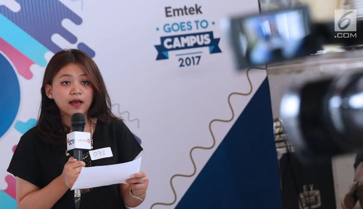 Salah satu peserta audisi lomba news presenter beradu kemampuan membaca berita saat gelaran Emtek Goes To Campus 2017 di Telkom University, Bandung, Rabu (29/11). (Liputan6.com/Helmi Fithriansyah)