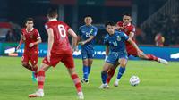 Pemain Timnas Indonesia, Dimas Drajad (kanan) berebut bola dengan pemain Brunei Darussalam, Mohammad Hirzi Zulfaqar pada laga putaran pertama Kualifikasi Piala Dunia 2026 Zona Asia di Stadion Utama Gelora Bung Karno (SUGBK), Kamis (12/10/2023) malam WIB. Timnas Indonesia menang 6-0 atas Brunei Darussalam. (Bola.com/M Iqbal Ichsan)