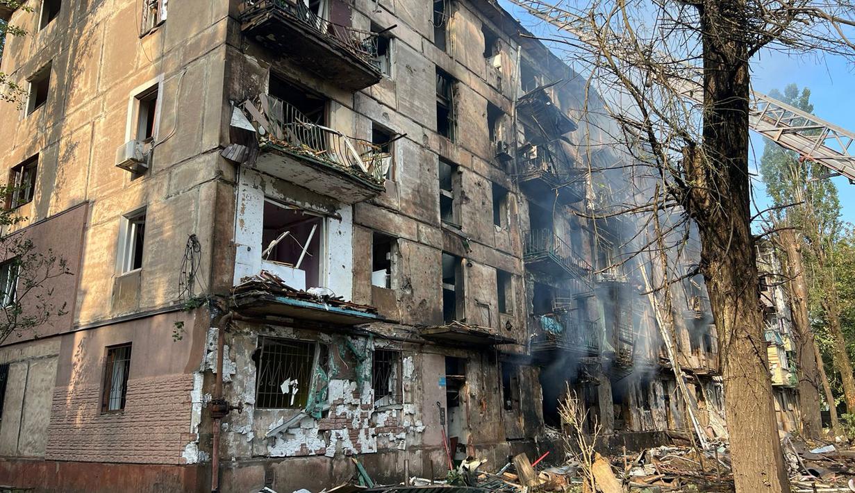 Tiga orang tewas dan 32 lainnya luka-luka dalam serangan rudal Rusia itu, kata gubernur regional, saat serangan udara dilaporkan terjadi di Kyiv dan kota-kota lain. (Handout/National Police of Ukraine/AFP)