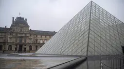 Pemandangan museum Louvre, di Paris, Prancis pada Minggu (1/3/2020). Louvre, museum yang paling banyak dikunjungi di dunia, ditutup sementara untuk pengunjung setelah para staf menolak bekerja di tengah kekhawatiran terjangkit virus corona tipe baru, Covid-19. (AP/Rafael Yaghobzadeh)