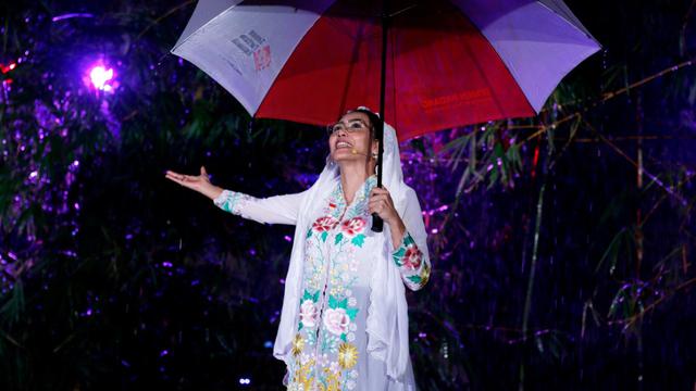 Anggota Komisi VI DPR RI Rieke Diah Pitaloka membacakan orasi kebudayaan.