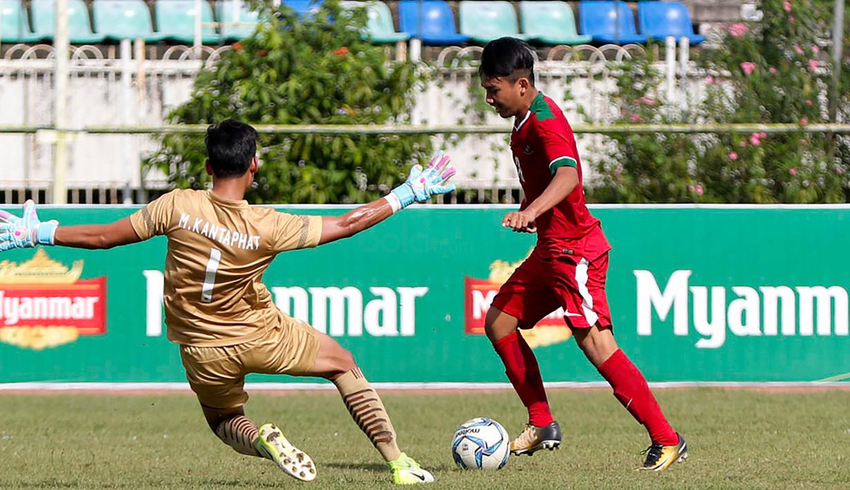 Gelandang Timnas Indonesia U-19, Witan Sulaiman, berusaha membobol gawang Thailand U-19 pada laga Piala AFF U-18 di Stadion Thuwanna, Yangon, Jumat (15/9/2017). Hingga babak pertama usai skor masih imbang 0-0. (Liputan6.com/Yoppy Renato)