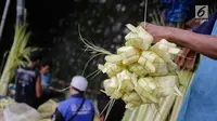 Pedagang memilah kulit ketupat di Pasar Palmerah, Jakarta, Rabu (2/6). Jelang lebaran penjualan kulit ketupat mulai ramai, omsetnya melonjak hingga 10 kali lipat. (Liputan6.com/Faizal Fanai)