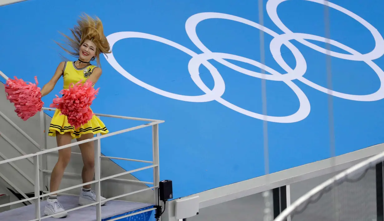 Seorang Cheerleader saat tampil pada periode pertama babak penyisihan pertandingan hoki es pria antara Korea Selatan dan Swiss di Olimpiade Musim Dingin 2018 di Gangneung, Korea Selatan (17/2). (AP Photo / Julio Cortez)
