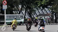 Sejumlah Sepeda motor melintasi jalan Sudirman, Sabtu, (30/4). Sebelumnya beredar kabar bahwa kebijakan Pemerintah Daerah akan mulai secara efektif melarang sepeda motor melintasi kawasan Senayan-Thamrin pada 1 Mei 2016 besok. (Liputan6.com/Johan Tallo)