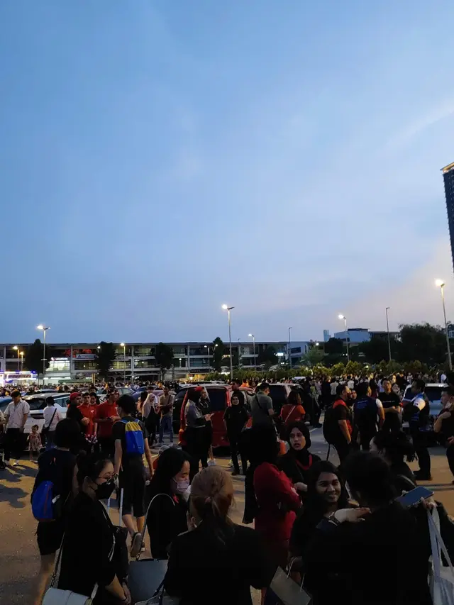 Pembeli di The Mall, Mid Valley Southkey Johor Bahru Malaysia mengatakan mereka disuruh meninggalkan lokasi tanpa diberikan alasan tertentu yang ternyata ancaman bom. (Facebook/Lew Siew Lin)