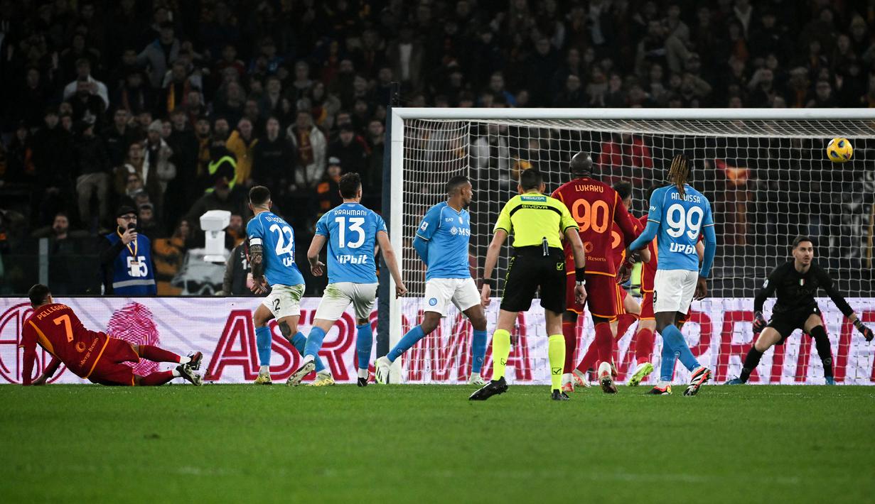 Gelandang AS Roma, Lorenzo Pellegrini (kiri) mencetak gol pertama timnya ke gawang Napoli pada laga pekan ke-17 Liga Italia 2023/2024 di Olympic Stadium, Roma, Minggu (24/12/2023) dini hari WIB. (AFP/Tiziana Fabi)
