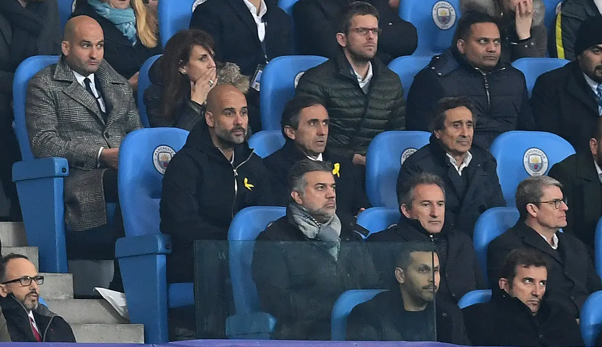 Pelatih Manchester City, Pep Guardiola menyaksikan dari bangku penonton saat timnya disingkirkan Liverpool pada leg kedua perempat final Liga Champions di Etihad, Rabu (11/4). Wasit mengirim Guardiola ke bangku penonton saat paruh babak. (Paul ELLIS/AFP)