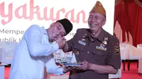 Eri Cahyadi saat syukuran HUT bersama legiun veteran Surabaya. (Istimewa)
