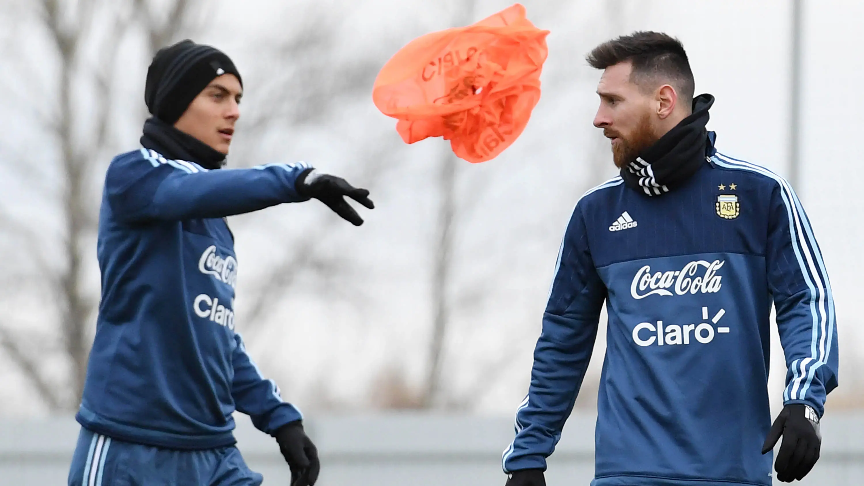 Striker Argentina, Lionel Messi dan Paulo Dybala (AFP/Kirill Kudryavtsev)