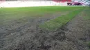 Kondisi rumput tampak botak dan mengering Stadion Utama Gelora Bung Karno (SUGBK), Senin (13/3/2023). Kualitas rumput SUGBK menurun setelah digunakan dua konser di stadion tersebut. (Bola.com/M Iqbal Ichsan)