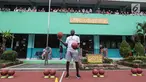 Mantan pemain NBA Jason Richardson saat menghadiri program coaching clinic dan NBA Cares yang digelar Jr. NBA Indonesia di SMAN 82 Jakarta, Kamis (28/9). Jason Richardson merupakan Juara kontes slam dunk NBA 2002 dan 2003. (Liputan6.com/Fery Pradolo)
