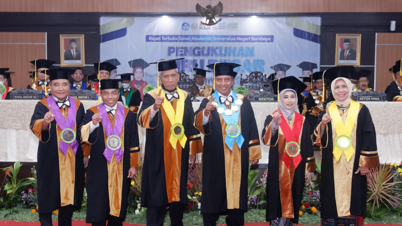 Unesa mengukuhkan 4 guru besar baru. (Dian Kurniawan/Liputan6.com)