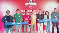 Reski Yanuar, Indonesia's Country Brand Manager (baju orange) saat peluncuran Official Shop Shopee Liga 1 Clubs. (Liputan6.com/Cakrayuri)