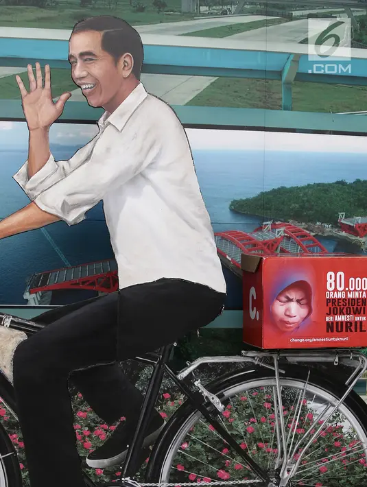 Petisi Koalisi Save Ibu Nuril diletakkan di photo booth Presiden Joko Widodo di Kantor Staf Presiden, Jakarta, Senin (19/11). Mahkamah Agung memvonis Baiq Nuril dengan 6 bulan penjara dan denda Rp 500 juta subsider 3 bulan. (Liputan6.com/Herman Zakharia)