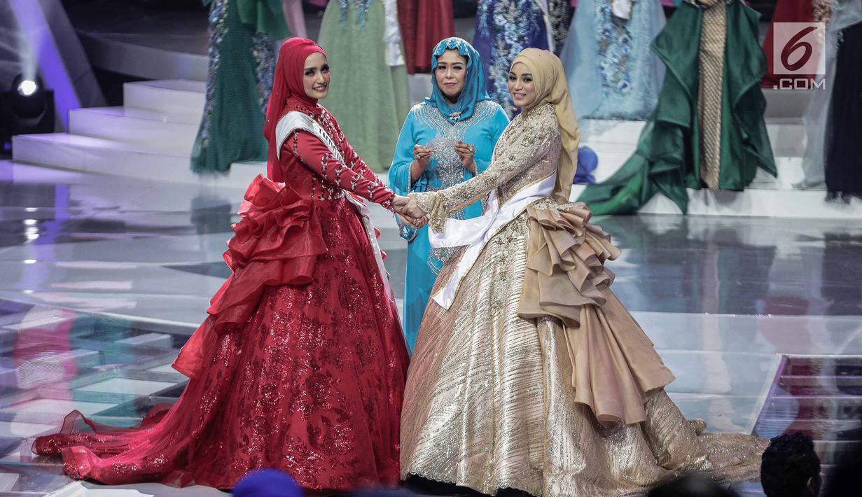 Finalis dari Malaysia, Uyaina Arshad dan Hanifah Razan dari Indonesia menunggu pengumuman pemenang Puteri Muslimah Asia 2018 pada malam puncak di Jakarta, Senin (7/5). Uyaina Arshad terpilih menjadi Puteri Muslimah Asia 2018. (Liputan6.com/Faizal Fanani)