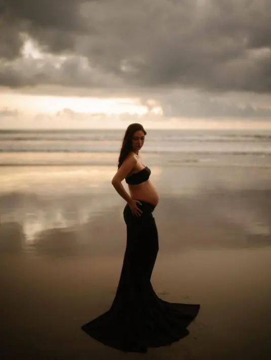 Dalam masa kehamilan, wanita kelahiran 20 Oktober 1987 ini juga turut membagikan maternity shoot yang dilakukan. Maternity shoot yang dilakukan di tepi pantai ini juga memperlihatkan baby bump Nadia Saphira. (Liputan6.com/IG/@nadsap)
