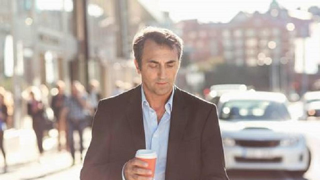 Ilustrasi larangan main telepon di jalanan (iStock)