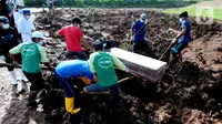 Petugas memakamkan korban COVID-19 warga Tangerang Selatan yang meninggal di Bandung di TPU Jombang, Tangerang Selatan, Banten, Senin (21/6/2021). Korban COVID-19 yang dimakamkan dalam satu hari rata-rata 5 sampai 10 jenazah. (merdeka.com/Arie Basuki)