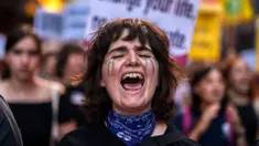 Seorang wanita meneriakkan slogan-slogan saat protes Global Climate Strike 'Fridays For Future' di Madrid, Spanyol, Jumat (15/9/2023). Ribuan orang di seluruh dunia turun ke jalan sebagai aksi mendesak upaya perlawanan perubahan iklim dalam Global Climate Strike 2023 mulai 15 September 2023 hingga 17 September 2023. (AP Photo/Manu Fernandez)
