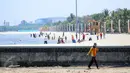Sejumlah wisatawan bermain di Pantai Karnaval Ancol, Jakarta, Rabu (9/12/2015). Bertepatan libur pelaksanaan pilkada serentak, kawasan wisata tersebut  tampak sepi pengunjung dibandingkan hari libur biasa. (Liputan6.com/Faizal Fanani)