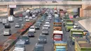 Kendaraan roda empat terjebak kemacetan saat melintas di jalan tol Jakarta, Rabu (30/9/2015). Jasa Marga mencatat volume kendaraan yang melewati seluruh ruas jalan tol yang dikelola BUMN Tol ini mengalami peningkatan. (Liputan6.com/Angga Yuniar)