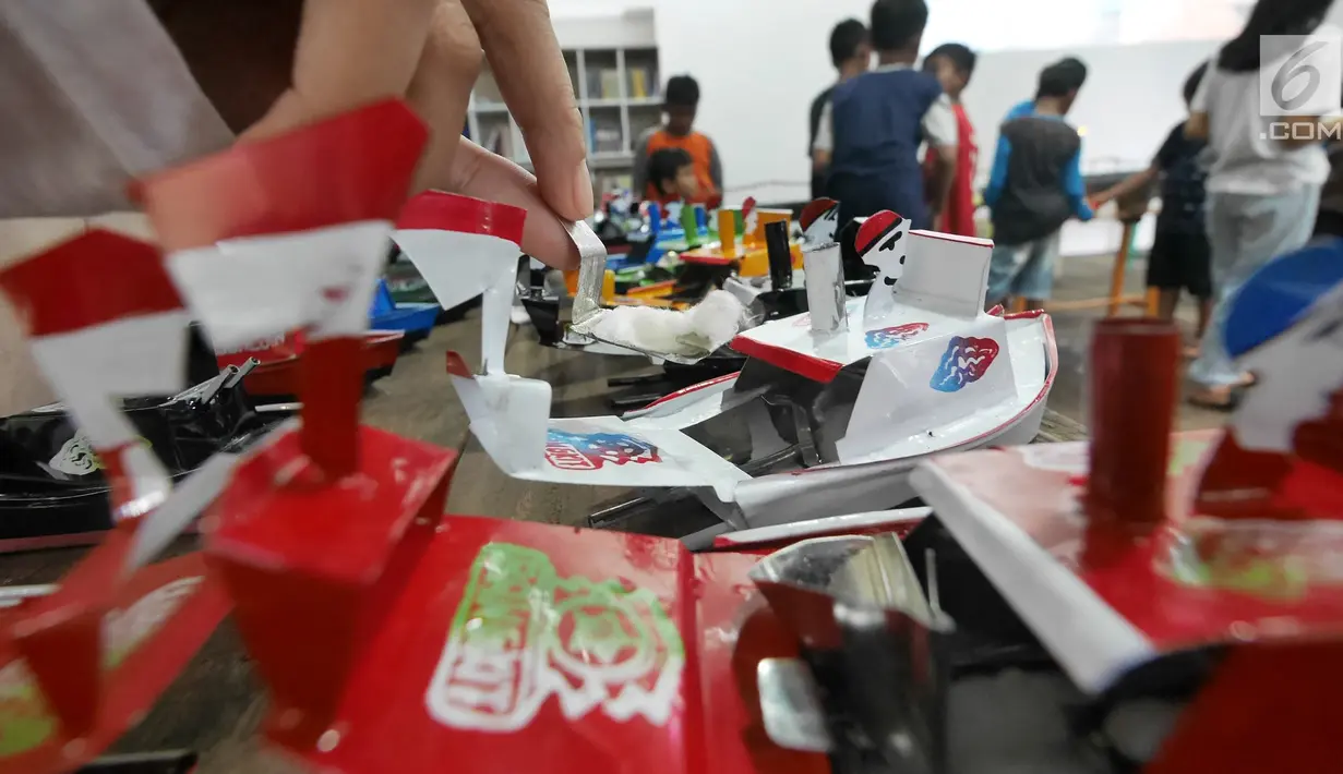 Anak-anak mengikuti kontes kapal otok-otok (mainan tradisional berbentuk kapal dari kaleng bekas) di galeri kertas Studio Hanafi, Depok, Sabtu (16/2). Perlombaan kapal otok-otok tersebut bertema "Oom otok-otok Oom". (Liputan6.com/Herman Zakharia)